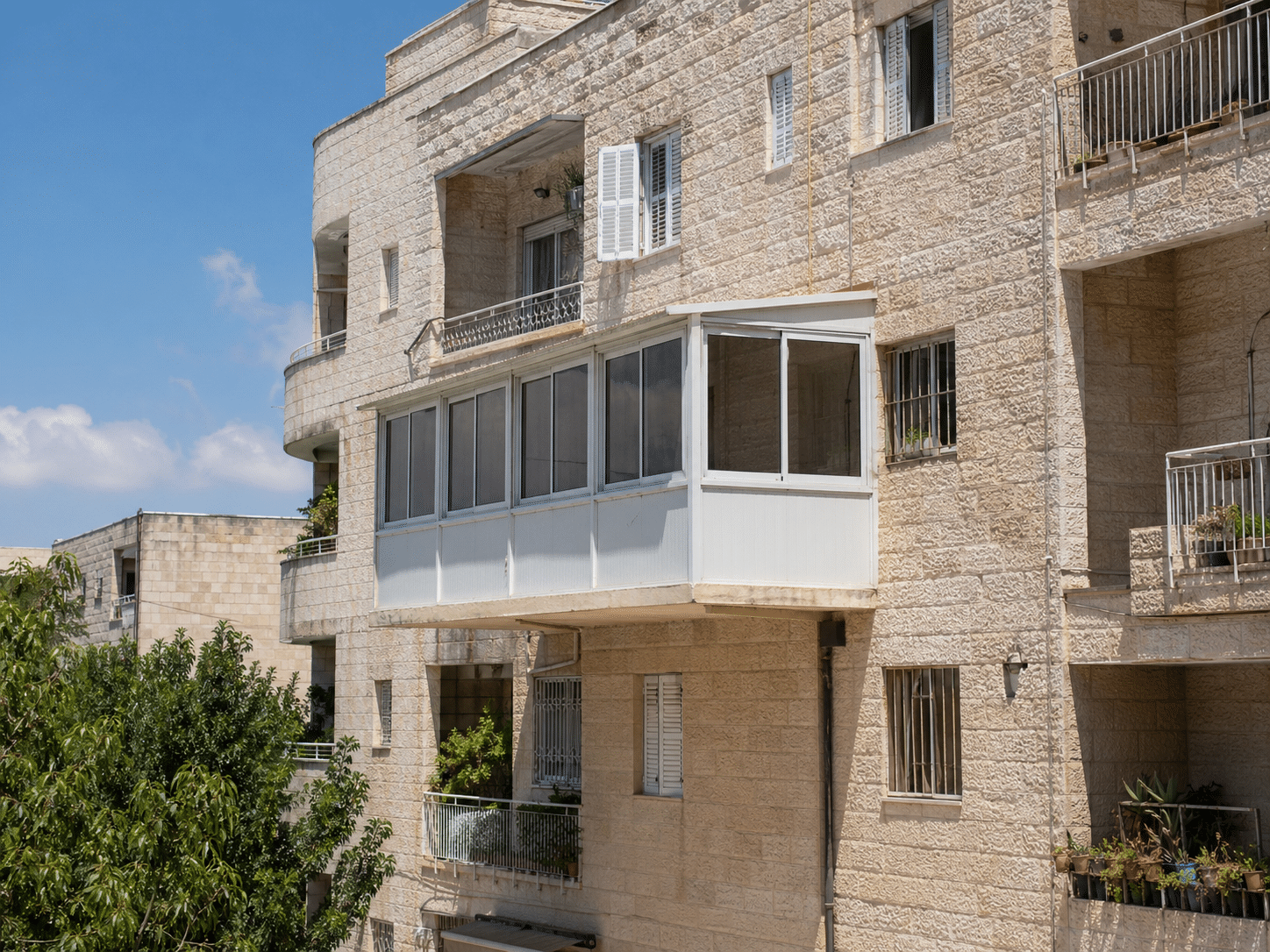 מרפסת סגורה כתוספת בנייה קלה בבניין מגורים - מתי נדרש היתר בנייה